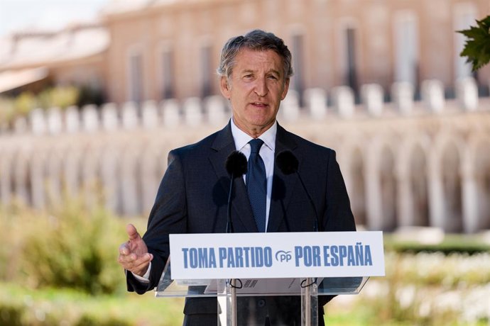 El presidente del Partido Popular, Alberto Núñez Feijóo, durante una rueda de prensa, posterior a la reunión del Comité de Dirección del PP, en el Hotel NH Collection Palacio de Aranjuez, a 1 de septiembre de 2025, en Aranjuez, Madrid (España). Durante la