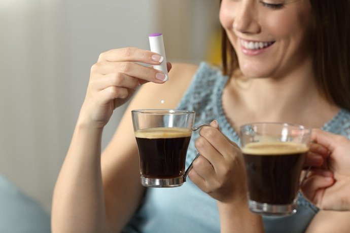 Archivo - Mujer endulzando el café con sacarina.