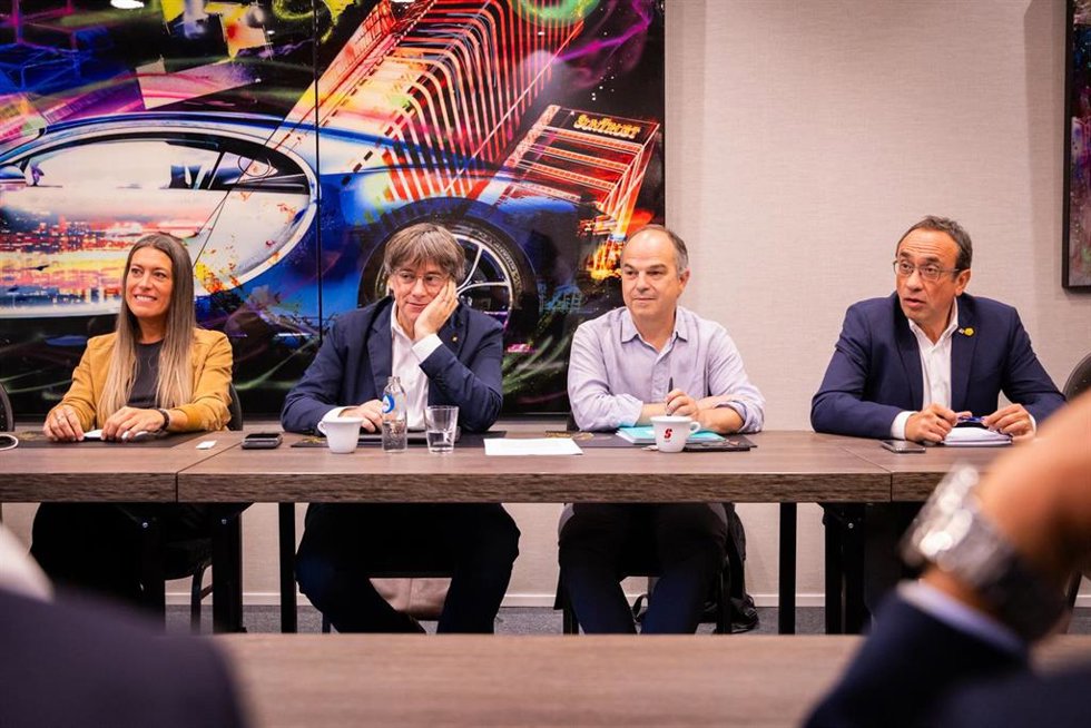 El expresidente de la Generalitat y líder de Junts, Carles Puigdemont, junto con el secretario general de Junts, Jordi Turull, el presidente del Parlament, Josep Rull, y la presidenta de Junts en el Congreso, Miriam Nogueras