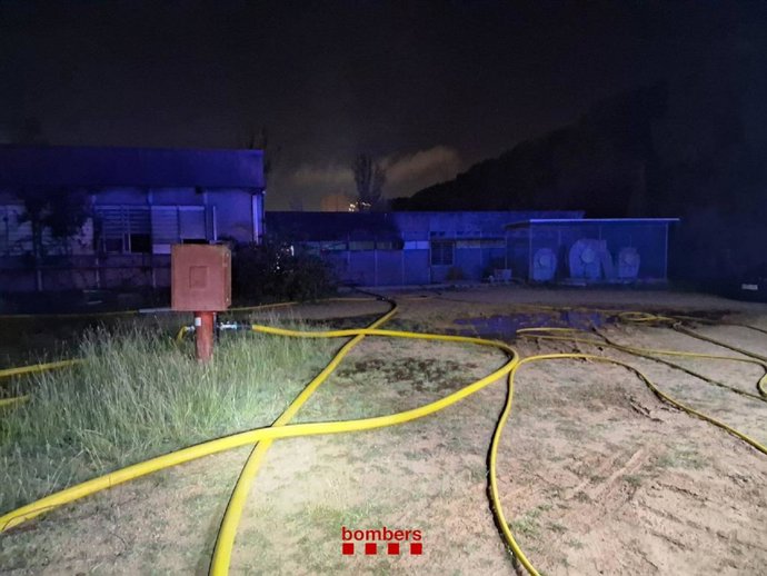 Extinción de un incendio en una nave en Terrassa (Barcelona)