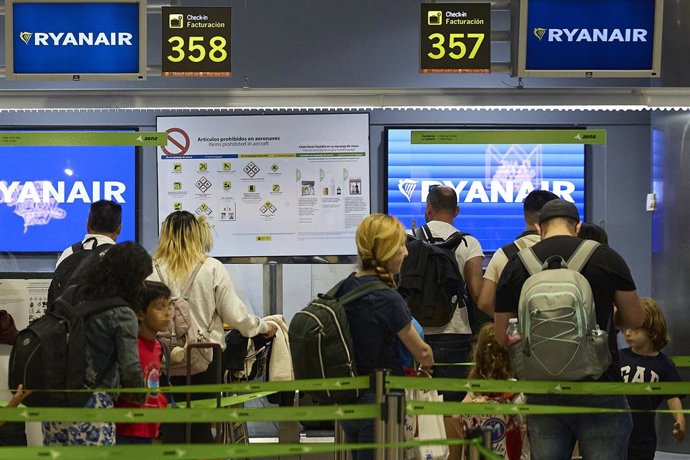 Un grupo de personas en un puesto de facturación de Ryanair en el Aeropuerto Adolfo Suárez Madrid-Barajas, a 23 de agosto de 2025, Madrid (España). UGT convocó una huelga en Azul Handling, la compañía de operaciones en tierra de Ryanair, desde el pasado 1