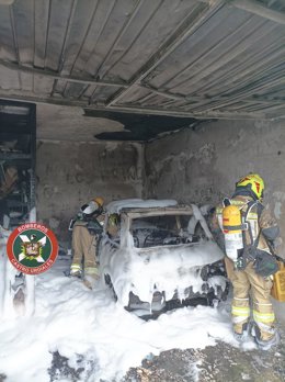 Coche incendiado en un garaje en Castro tras una explosión en la que resultó herido un hombre con quemaduras