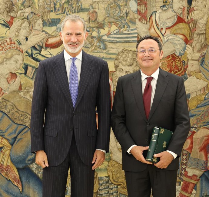 Archivo - El Rey Felipe VI (i) recibe en audiencia al Fiscal General del Estado, Álvaro García Ortiz (d), en el Palacio de la Zarzuela, a 4 de septiembre de 2024, en Madrid (España). El motivo de este encuentro es entregar al monarca una copia de las memo