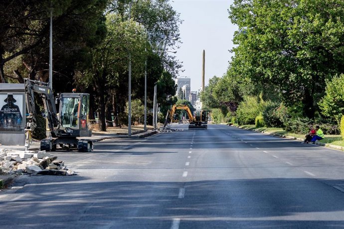 Archivo - Dos obreros trabajan durante el inicio de la segunda fase de las obras de Parque Castellana, a 4 de agosto de 2025, en Madrid (España). 