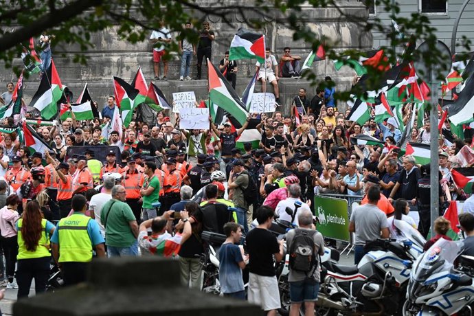 Prostesta durante el final de la 11ª etapa de la Vuelta Ciclista a España, a 3 de septiembre de 2025, en Bilbao, Vizcaya, País Vasco (España). La 11ª etapa de la Vuelta Ciclista a España tiene su salida y llegada en Bilbao.