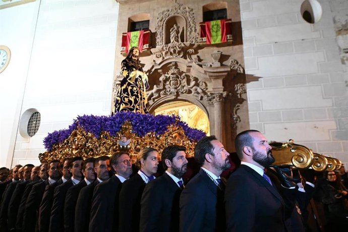 El presidente de la Comunidad, Fernando López Miras, tercero por la derecha, ayuda a portar al Santísimo Cristo del Rescate