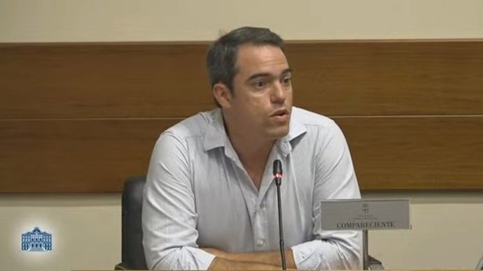 El ingeniero inspector de la Sección de Seguridad Minera Yago Francisco Villa Fernández durante su comparecencia en la Junta General.