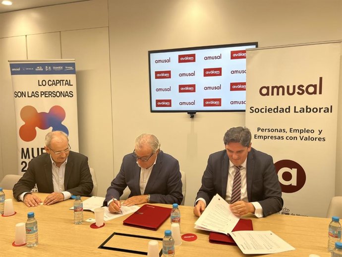 El director de Aválam, Luis Martínez de Salas, y el presidente de Amusal, Pedro Antonio Abad, durante la firma del acuerdo