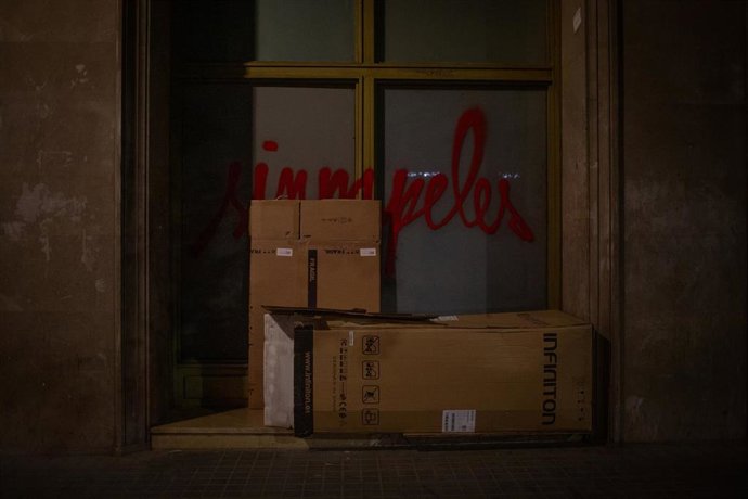 Archivo - Cajas de cartón donde duermen personas sin hogar, en la calle Casp de Barcelona esquina con calle Pau Claris, 10 de junio de 2021, en Barcelona, Catalunya (España)