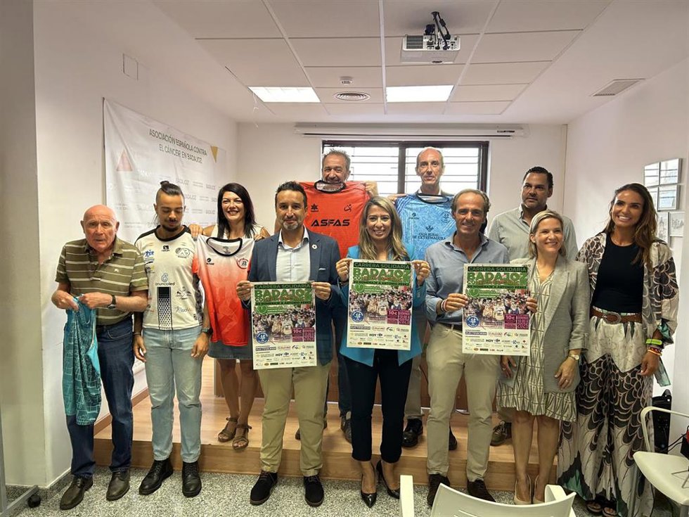 Presentación de la Carrera Solidaria 'Badajoz contra el Cáncer XII Homenaje a Antonio Pérez