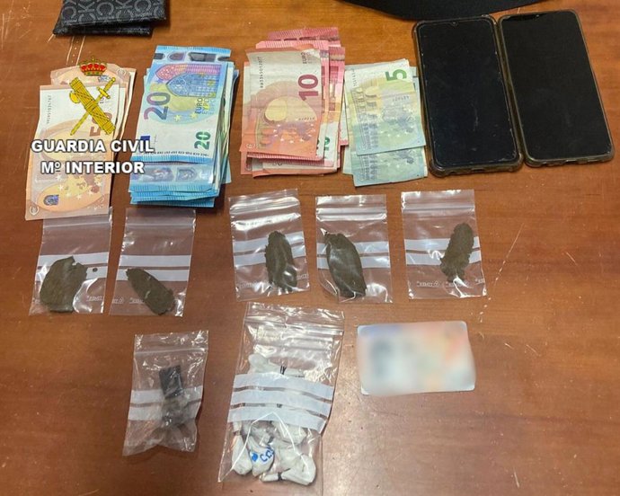 Droga y dinero incautado a un detenido durante la romería de Palos de la Frontera (Huelva).