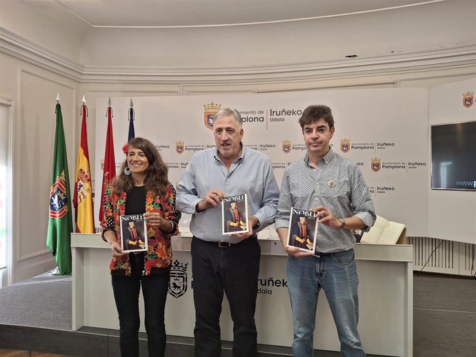 La concejala Maider Beloki, el alcalde Joseba Asiron y Mikel Zuza, autor del libro, en la presentación de 'Noble', una colección de relatos inspirados en la vida de Carlos III.