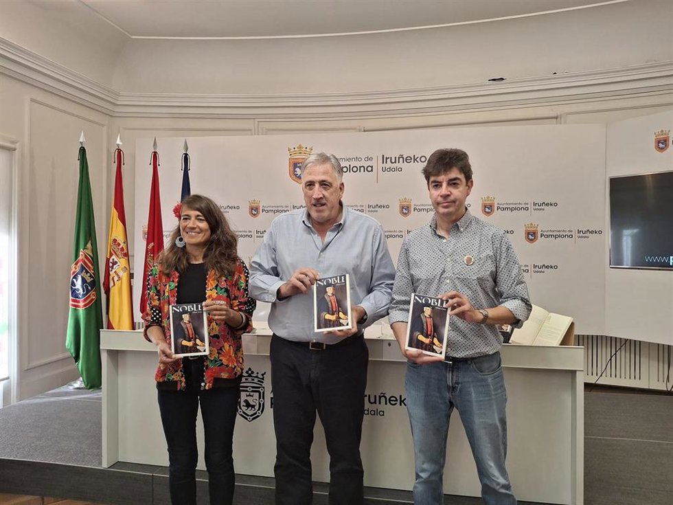 La concejala Maider Beloki, el alcalde Joseba Asiron y Mikel Zuza, autor del libro, en la presentación de 'Noble', una colección de relatos inspirados en la vida de Carlos III.