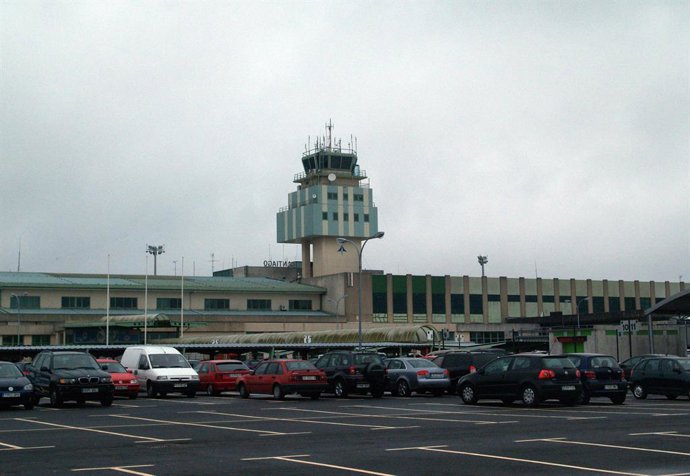 Archivo - Exterior del aeropuerto de Santiago de Compostela (A Coruña)
