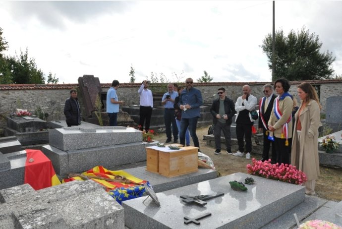 Acte d'exhumació de les restes de Ballester i Molins en el Cementeri de Villiers-Adam
