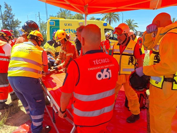 Imagen de efectivos del Centro de Emergencias Sanitarias 061 de Andalucía realizando un traslado interhospitalario.