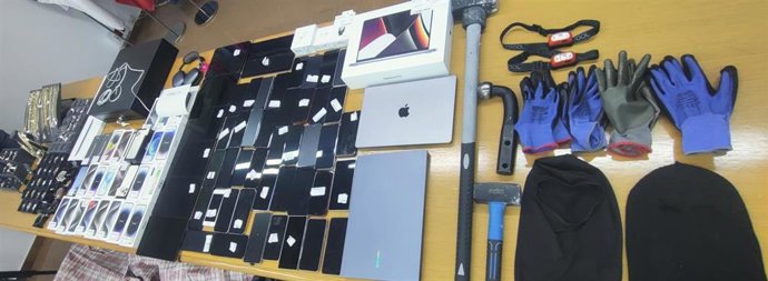 Efectos de la Operación Policial con cuatro detenidos por un robo en el centro comercial Luz del Tajo.