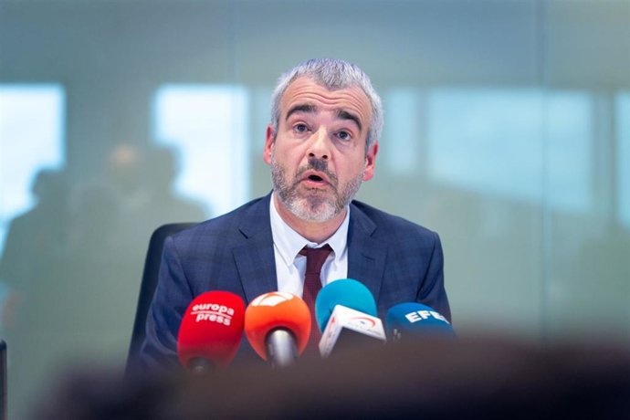 Archivo - El presidente de Aena, Maurici Lucena, atiende a los medios de comunicación, en la sede de Aena, a 9 de mayo de 2025, en Madrid (España). 