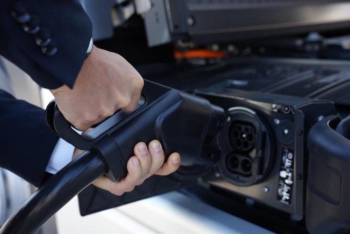 Archivo - Recarga eléctrica de un vehículo