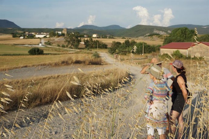 En ‘Mirar el territorio con las manos’, la artista Ioana Hernández Arriaga investiga las cualidades cerámicas del territorio de Arboniés.