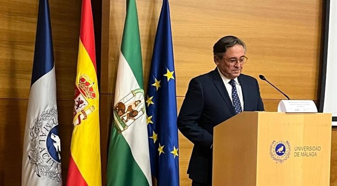 El director del Instituto de Estadística y Cartografía de Andalucía (IECA), Manuel Ignacio Castaño, interviene en el XIV Congreso de la Asociación de Demografía Histórica.