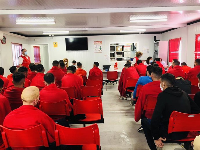 Archivo - Cruz Roja atiende a los 135 migrantes que han sobrevivido a su desembarco en la costa de Adra (Almería).