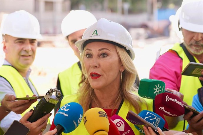 La consejera de Economía, Hacienda y Fondos Europeos de la Junta de Andalucía, Carolina España, atiende a los medios en Málaga.