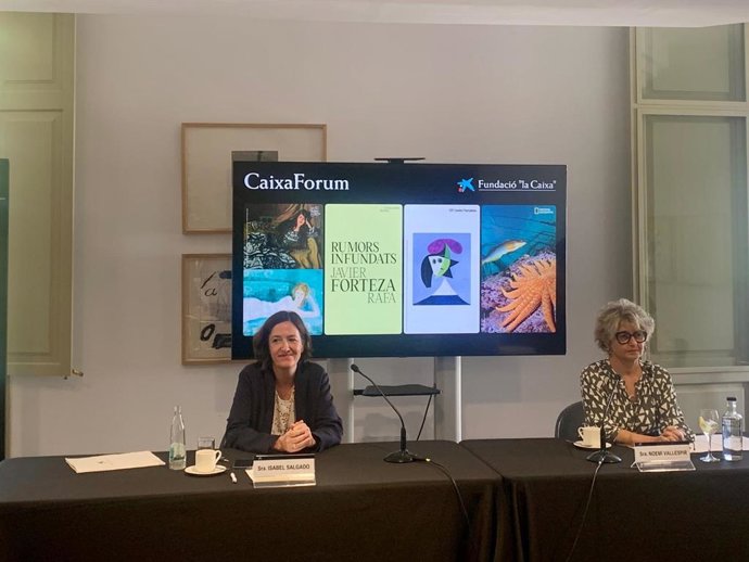 La gestora de planificación y contenidos de CaixaForum Palma, Noemí Vallespir, y la directora del área de exposiciones, colección y CaixaForum+ de la Fundación "la Caixa", Isabel Salgado, en la rueda de prensa de presentación de la temporada.