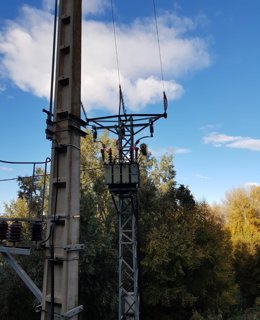 Els treballs de renovació de transformadors en una zona rural de les comarques de Girona