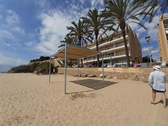 Nueva pérgola en la playa de Vilanova y la Geltrú (Barcelona).