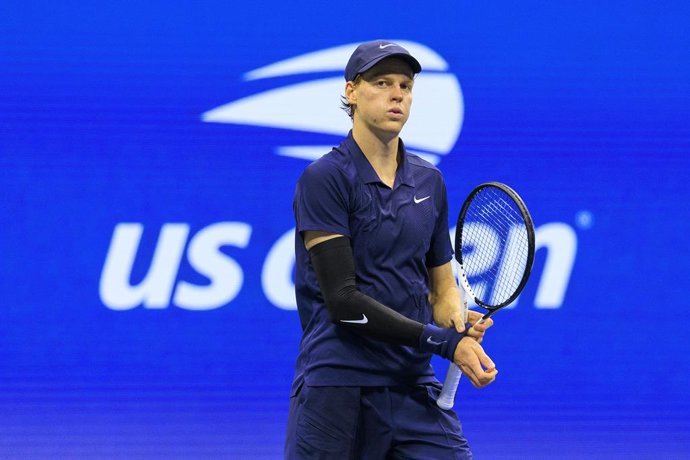 03 September 2025, US, New York City: Italian tennis player Jannik Sinner looks to his team in relief after winning his match against Italian tennis player Lorenzo Musetti on Day 11 of the 2025 US Open at USTA Billie Jean King National Tennis Center. Phot