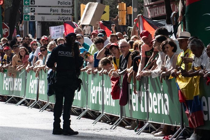 Varias personas protestan contra la participación del equipo ciclista Israel-Premier Tech en la Vuelta a España 2025, a 27 de agosto de 2025, en Figueres, Girona, Catalunya (España). 