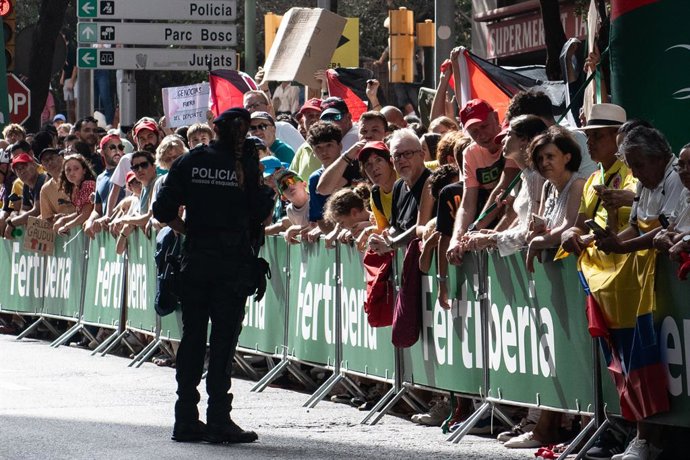 Varias personas protestan contra la participación del equipo ciclista Israel-Premier Tech en la Vuelta a España 2025, a 27 de agosto de 2025, en Figueres, Girona, Catalunya (España).