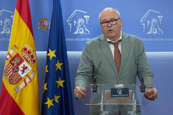 Archivo - El diputado de Sumar Félix Alonso durante una rueda de prensa anterior a la reunión de la Junta de Portavoces, en el Congreso de los Diputados, a 22 de octubre de 2024, en Madrid (España).