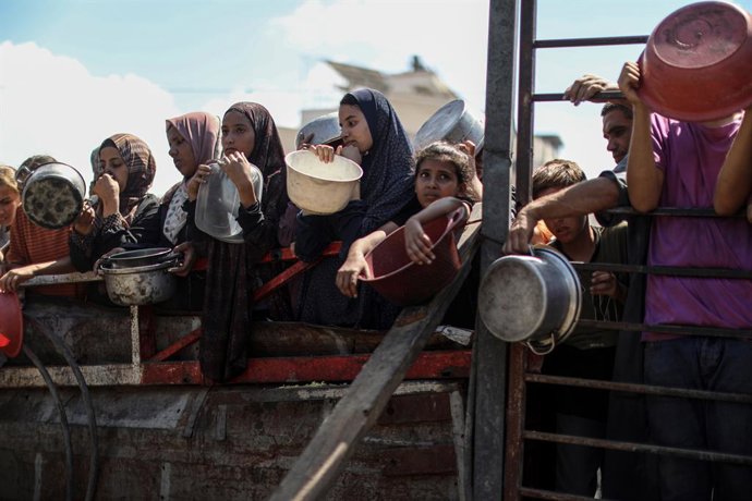 3 de setembro de 2025, Cidade de Gaza, Faixa de Gaza, Território Palestino: Palestinos esperam para receber comida de uma cozinha de caridade, em meio a uma crise de fome, na Cidade de Gaza, em 3 de setembro de 2025,Image: 1033815662, Licença: Rights-mana