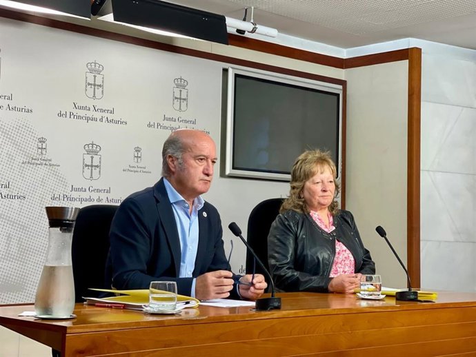 El diputado regional del PP Luis Venta y la secretario general de COAG, Mercedes Cruzado, durante la rueda de prensa en la Junta General.