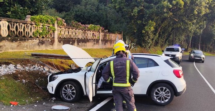 Un vehículo se salió de la vía y colisionó contra un poste de hormigón y el terraplén del frontal de una vivienda, en parroquia de Lubre, en Bergondo (A Coruña).