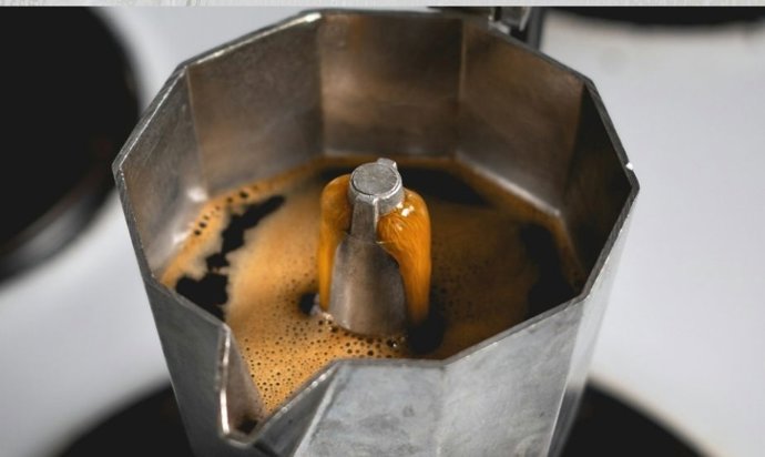 Un experto en café explica por qué la moka italiana amarga el café y cómo evitarlo
