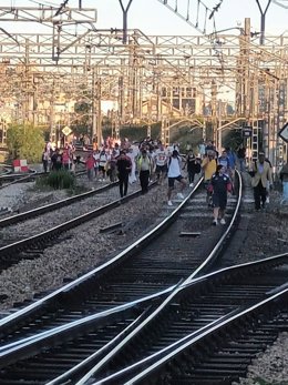 Archivo - Cientos de personas toman las vías en Atocha por la avería de Cercanías