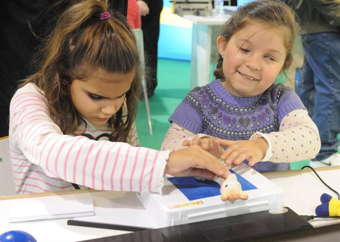 Archivo - Alumnas con ceguera