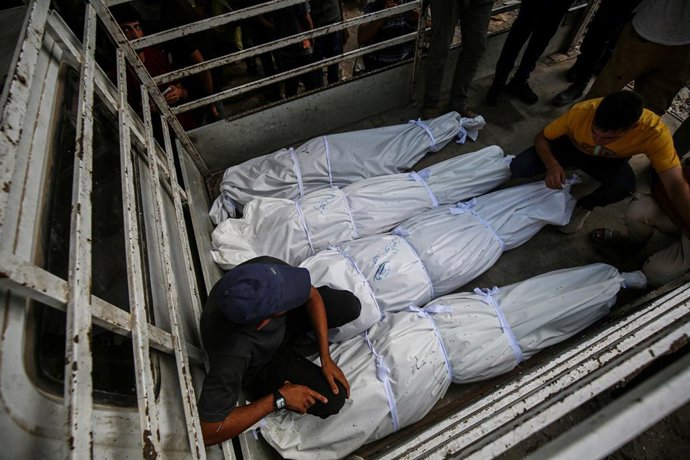 31 August 2025, Palestinian Territories, Gaza: Palestinians mourn over the bodies of people who were killed in an Israeli military strike, during their funeral outside Shifa Hospital in Gaza City. Photo: Omar Ashtawy/APA Images via ZUMA Press Wire/dpa