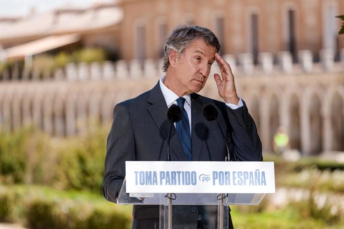 O Presidente do Partido Popular, Alberto Núñez Feijóo, durante uma coletiva de imprensa, após a reunião do Comitê Diretivo do PP, no Hotel NH Collection Palacio de Aranjuez, em 1º de setembro de 2025, em Aranjuez, Madri (Espanha). Durante a