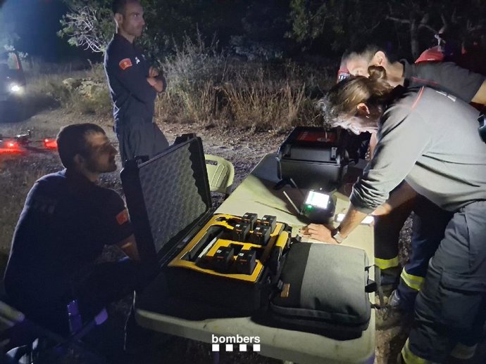 Efectivos de los Bombers de la Generalitat trabajan en la búsquda de una mujer desaparecida en Rasquera (Tarragona)