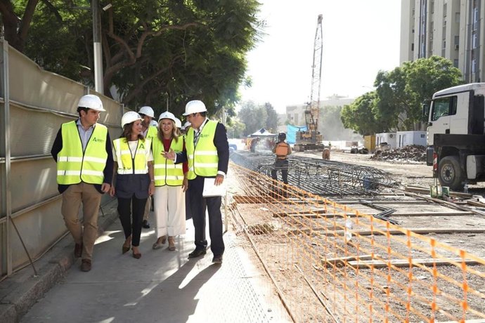 La consejera de Fomento, Articulación del Territorio y Vivienda, Rocío Díaz, ha visitado este jueves el primer tramo de las obras de prolongación del Metro de Málaga, que afrontan una nueva fase con la finalización este mismo mes de los muros pantalla