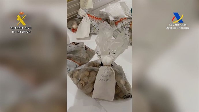 Dinero incautado por la Guardia Civil en el equipaje de un pasajero en el aeropuerto de Bilbao.