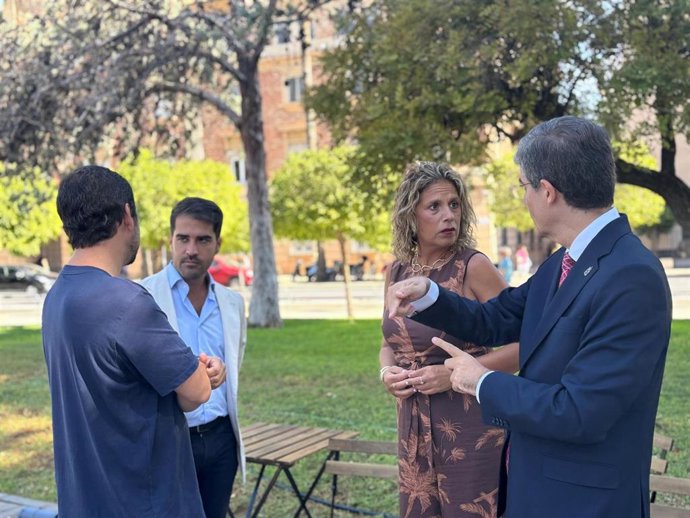 Los concejales de Cultura e Identidad, Diego Avilés, yde Turismo, Comercio y Consumo, Jesús Pacheco, visitan el montaje de feria de foodtrucks 'Cómete Murcia'