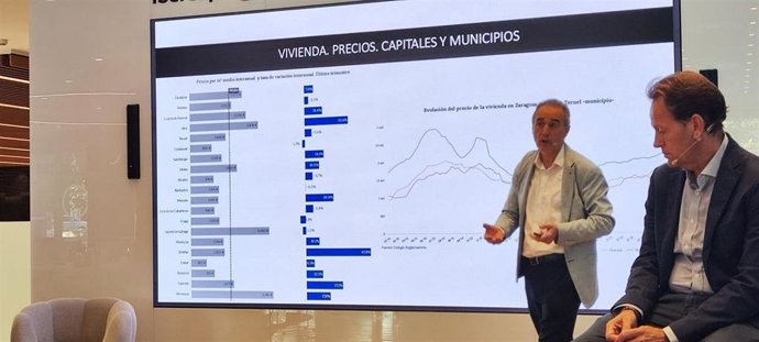 El director de la Cátedra del Mercado Inmobiliario, Luis Fabra, durnate su exposición del últio informa del mercado inmobiliario de Aragón.