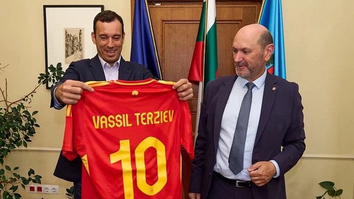 El presidente de la RFEF, Rafael Louzán, en un encuentro con el alcalde de Sofía (Bulgaria), Vassil Terziev.