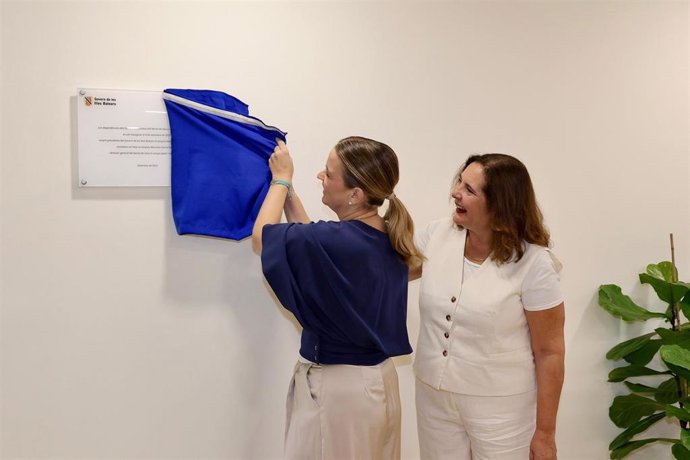 La presidenta del Govern, Marga Prohens, y la consellera de Salud, Manuela García, inauguran la nueva sede del IBSalut en el edificio de El Carme.