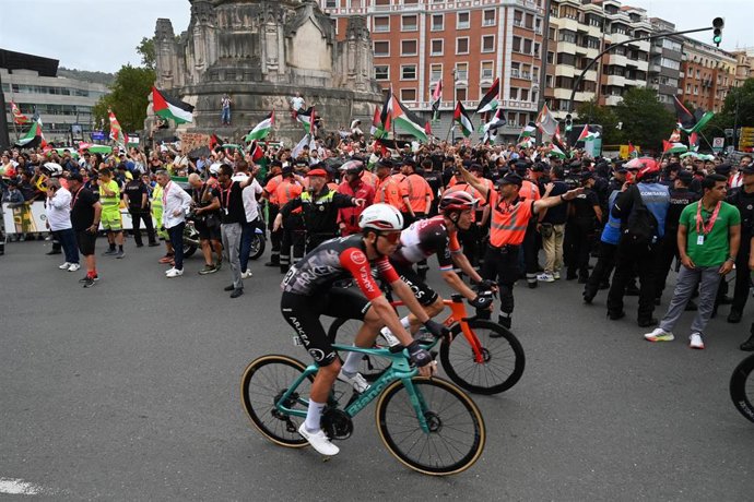 Ciclistas durante el final de la 11ª etapa de la Vuelta Ciclista a España